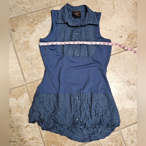 UnderCover Agent Kathleen Kirkwood S Blue Bubble Hem Blouse Denim Preppy Coastal - Picture 5 of 7